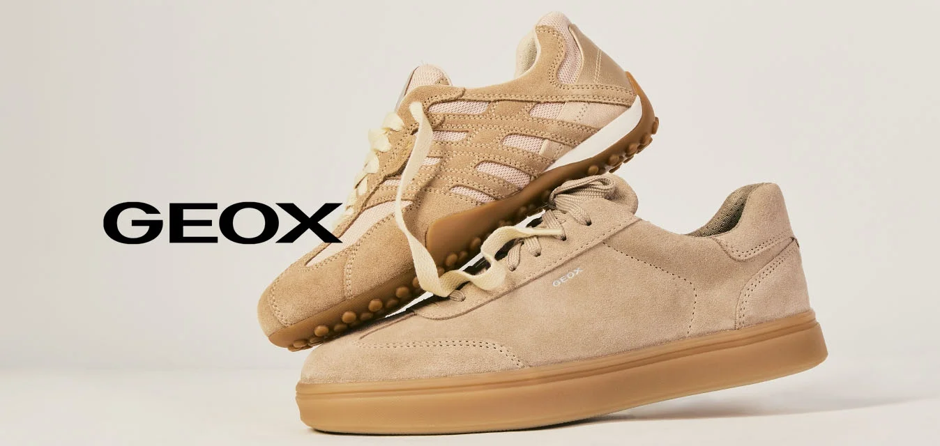 Due sneakers beige casual impilate, una con suola texturizzata e lacci, su uno sfondo neutro e semplice.