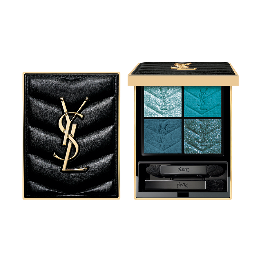 Una palette di ombretti YSL Couture Mini Clutch con quattro sfumature di blu turchese e oceano accanto al suo astuccio nero glitterato.