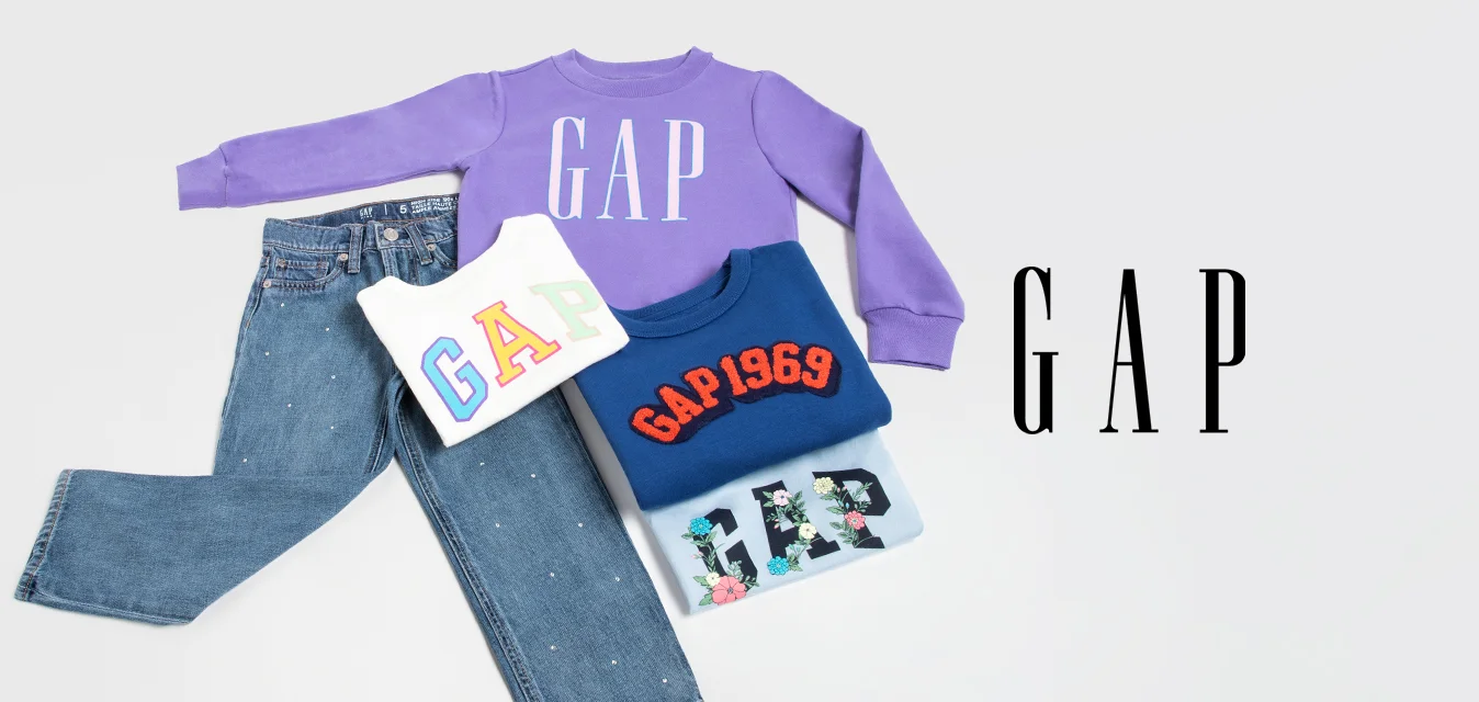 Felpa viola GAP, jeans in denim blu, t-shirt con grafiche colorate GAP che presentano varie lettere a blocchi e design floreali.
