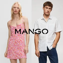 Camicia bianca a maniche corte con tasca e texture perforata a sinistra; vestito rosa a fiori con spalline sottili a destra.