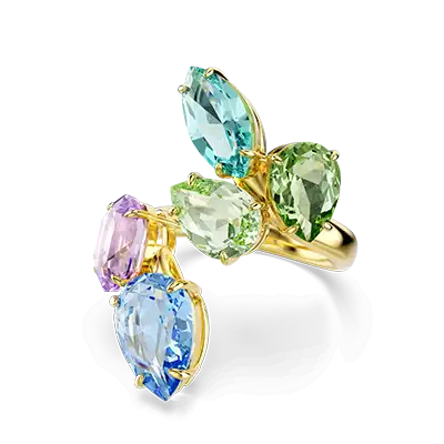Anello cocktail Gema poggiato su gelatina blu