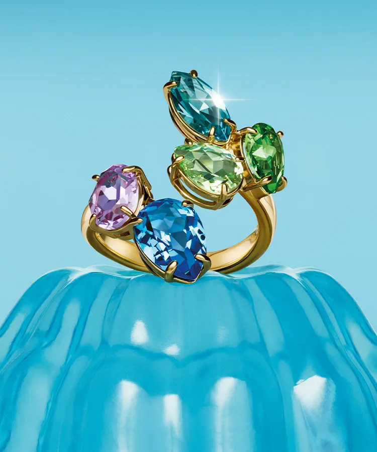 Anello cocktail Gema poggiato su gelatina blu