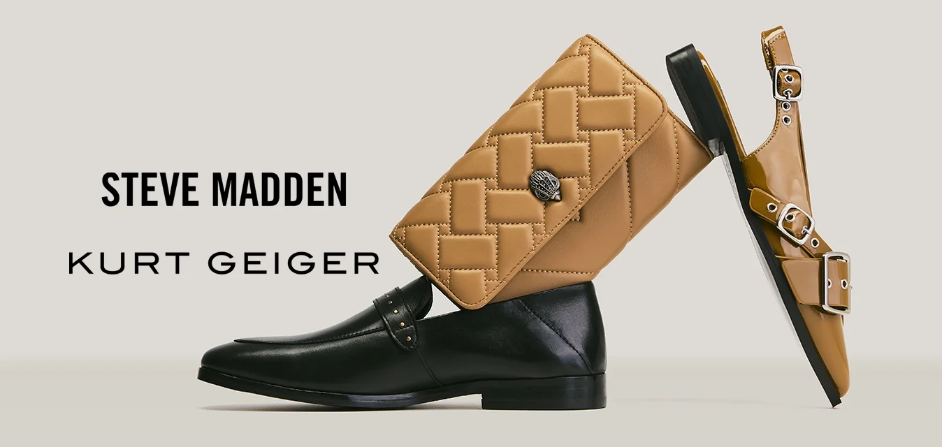 Scarpa elegante in pelle nera abbinata a una borsa trapuntata color beige e a un sandalo beige con cinturini, posizionati in piedi su una superficie piana.