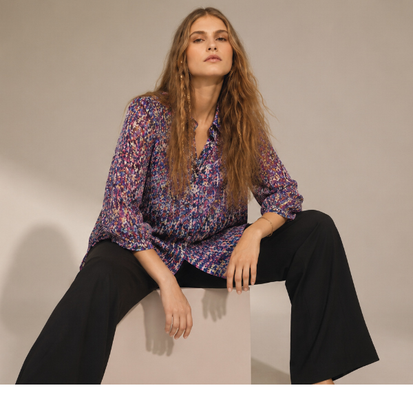 Blusa dal taglio svasato con plissettatura, fiori, collo da camicia e maniche lunghe