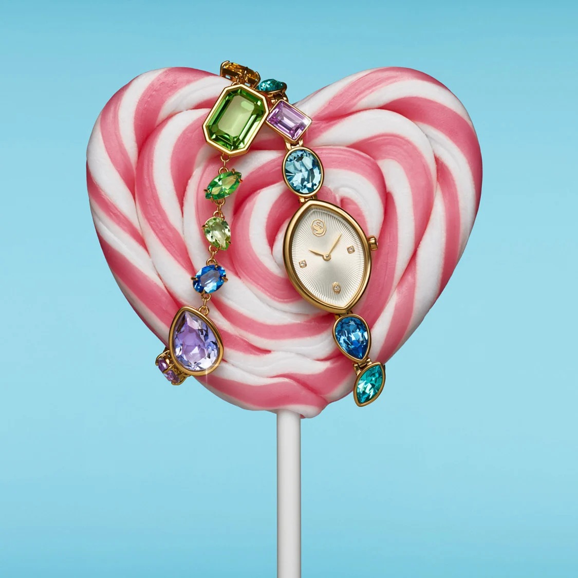 Bracciale e orologio Gema poggiati su un lecca-lecca a forma di cuore