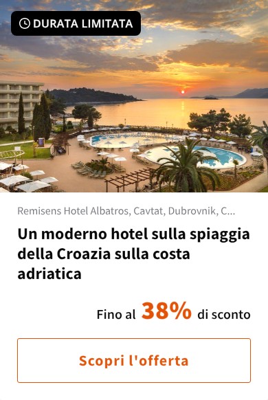 Un moderno hotel sulla spiaggia della Croazia sulla costa adriatica