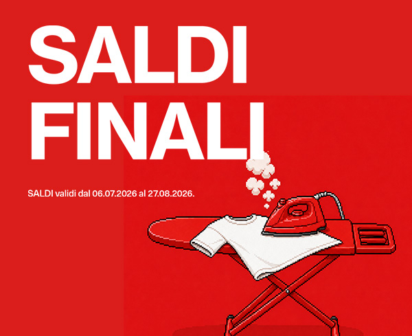 SALDI FINALI. Ferro da stiro su una maglietta bianca e asse da stiro.
