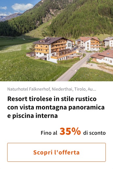 Resort tirolese in stile rustico con vista montagna panoramica e piscina interna