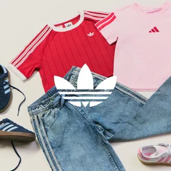 Due paia di scarpe da ginnastica Adidas, blu e bianche con dettagli rosa, insieme a due magliette a maniche corte, una rossa e una rosa, e un paio di jeans Adidas blu.