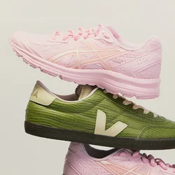 Due sneakers rosa e due sneakers verdi con loghi bianchi sono impilate alternativamente in una disposizione verticale equilibrata su uno sfondo semplice.