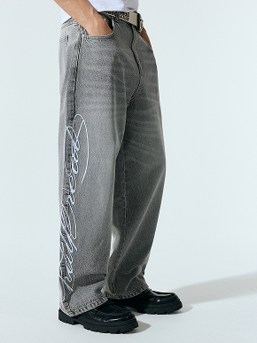 Pantaloni baggy