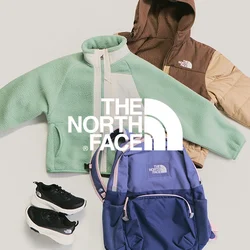 Giacca in pile verde, giacca imbottita marrone e beige, zaino blu e scarpe da ginnastica nere disposti su uno sfondo chiaro.