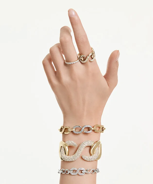 Modella con bracciali e anelli Dextera Swarovski