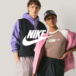 Due modelle che posano contro uno sfondo neutro; una indossa una felpa con cappuccio e un gilet viola, l'altra una giacca rosa e un berretto nero, entrambe in abbigliamento sportivo casual.