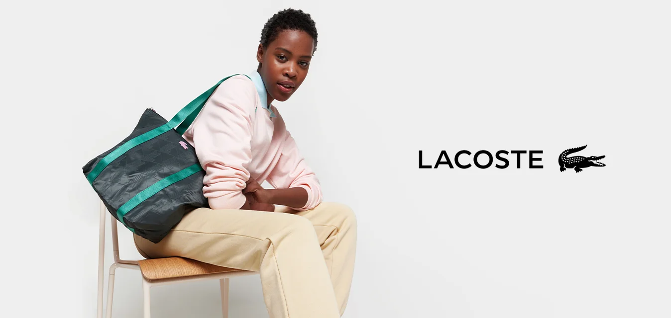 Borsa a tracolla realizzata in materiale nero testurizzato con manici verdi, caratterizzata da un motivo geometrico e un logo rosa. Tracolla regolabile per versatilità.