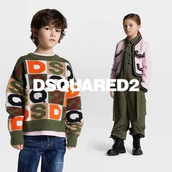 Ragazzo con maglione colorato con motivo e jeans sta accanto a una ragazza in tuta verde oliva e cardigan rosa con stivali neri su sfondo bianco.