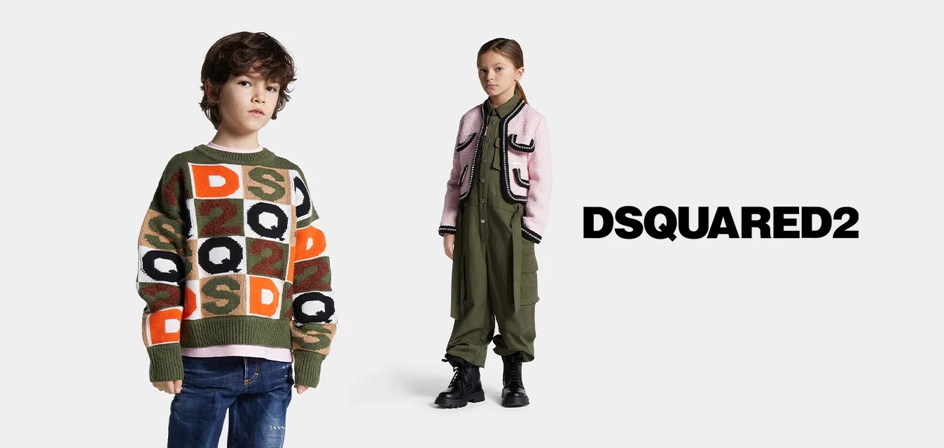 Ragazzo con maglione colorato con motivo e jeans sta accanto a una ragazza in tuta verde oliva e cardigan rosa con stivali neri su sfondo bianco.