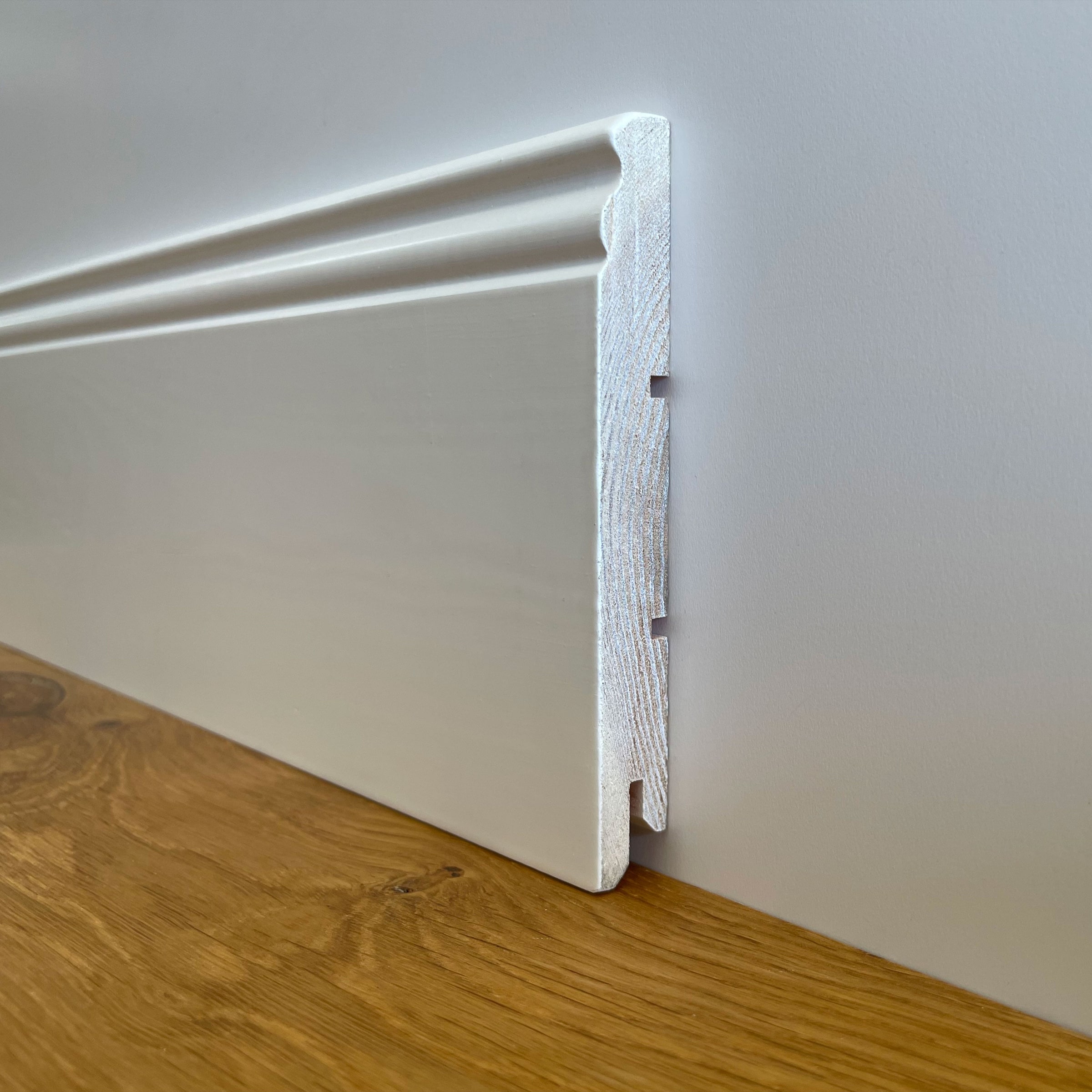 Battiscopa PREMIUM in legno MASSELLO mod.DUCALE 120x15 laccato bianco liscio (prezzo al metro)