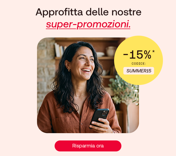 **“Donna sorridente in ambiente domestico mentre usa lo smartphone. Testo: ‘Approfitta delle nostre super-promozioni’. Offerta -15% con codice SUMMER15 e pulsante ‘Risparmia ora’.”
