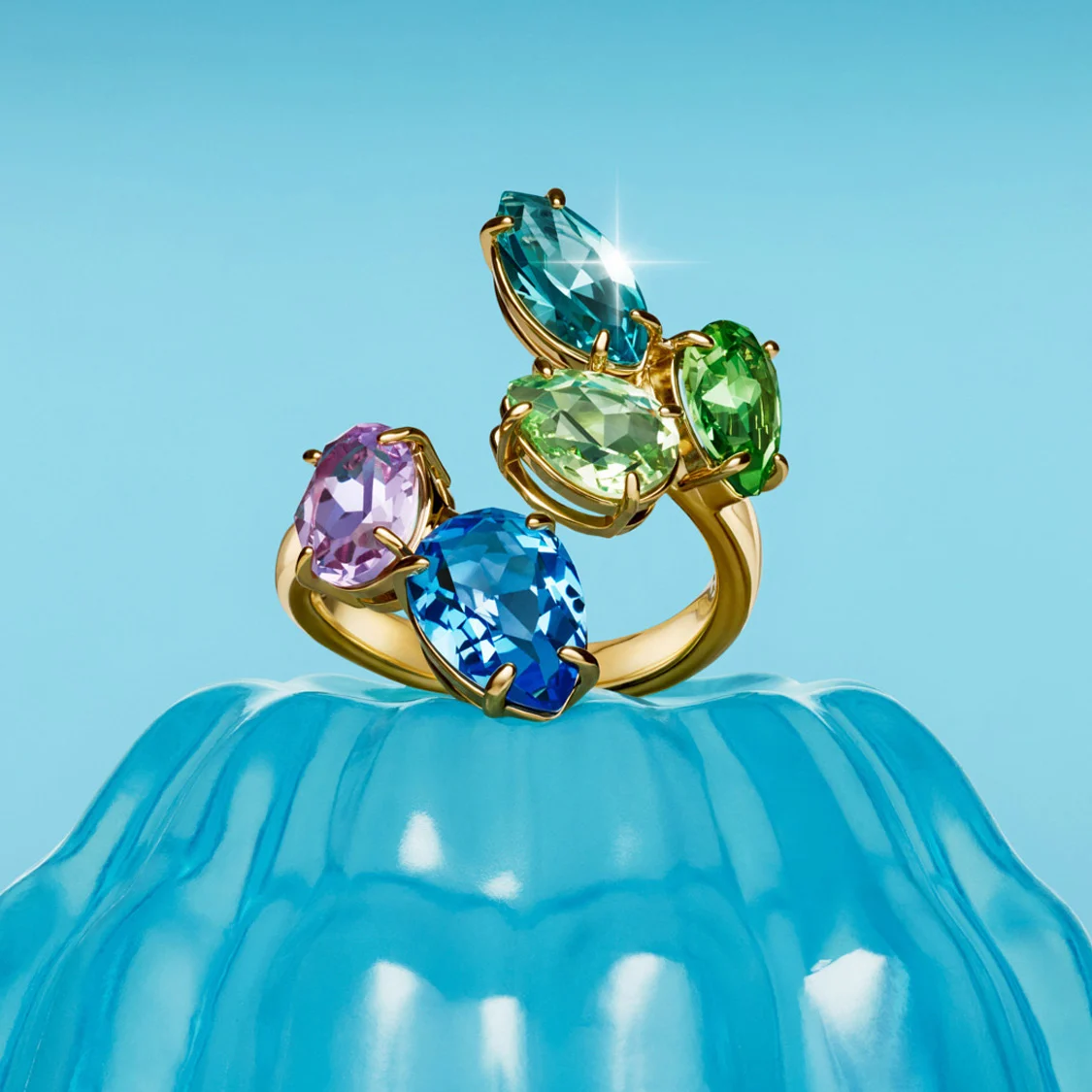 Anello cocktail Gema Swarovski su una gelatina blu