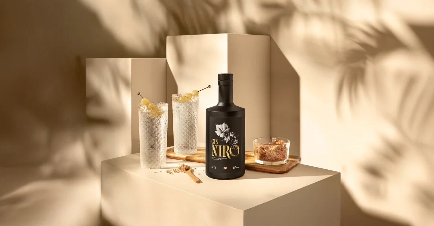 Niro Tonic, il gin tonic mediterraneo di GIN NIRO con sale affumicato e uva