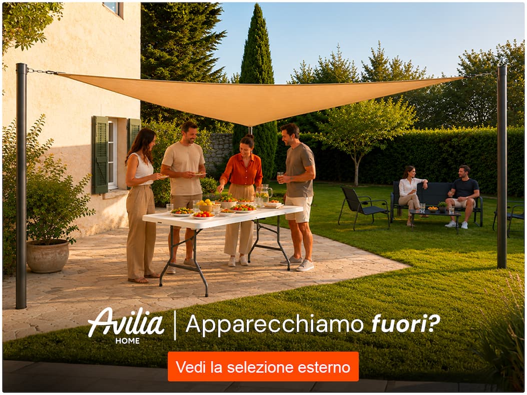 Amici riuniti per un pranzo in giardino sotto una vela ombreggiante Avilia Home.