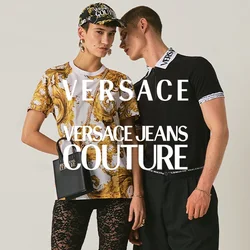 Due modelli posano: uno con camicia a motivo dorato, pantaloni neri in pizzo, cappellino da baseball, con una piccola borsa nera in mano; l'altro con top nero e pantaloni blu.