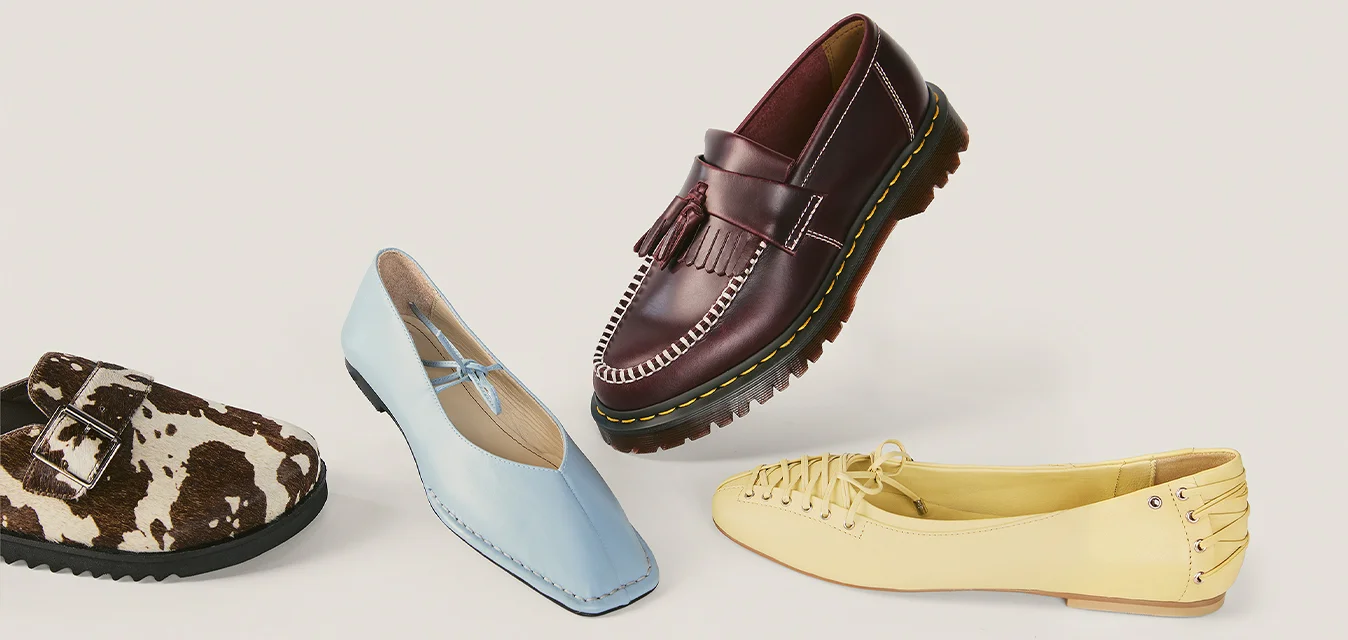 Quattro scarpe da donna in stili e colori diversi: slip-on marrone e bianco, ballerina azzurro chiaro, mocassino marrone scuro e scarpa gialla stringata.