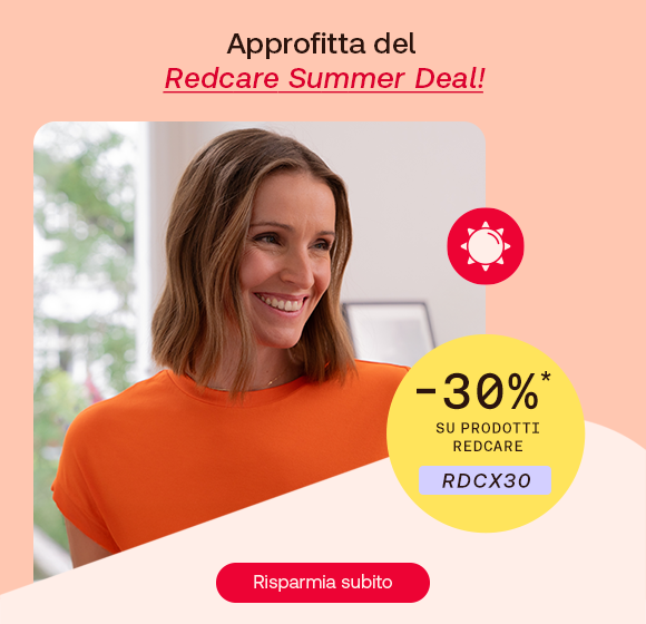 “Redcare Summer Deal: donna sorridente e promozione del 30% sui prodotti Redcare con codice RDCX30.