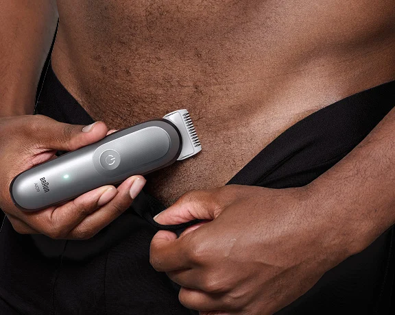 Rifinitore Braun All-in-One per la rasatura perfetta del corpo, della barba, dei capelli, dei peli delle orecchie e del naso.