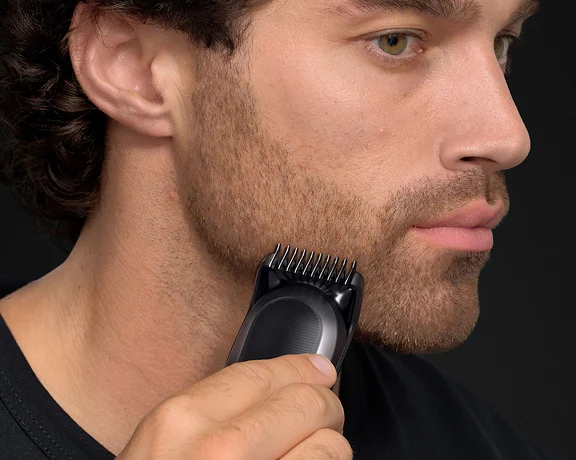Rifinitore Braun All-in-One per la rasatura perfetta del corpo, della barba, dei capelli, dei peli delle orecchie e del naso.