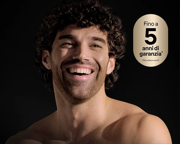 Uomo sorridente con il rifinitore Braun All-in-One Series 9, che mette in risalto una cura professionale del proprio aspetto.