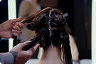 I capelli vengono acconciati con dispositivi per la cura dei capelli Dyson.