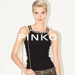 Top nero senza maniche con spalline decorative, jeans a gamba larga marroni con risvolti, e una borsa dorata. Tacchi a strisce neri completano l'outfit.