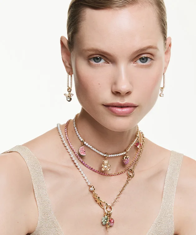 Modella con gioielli Swarovski