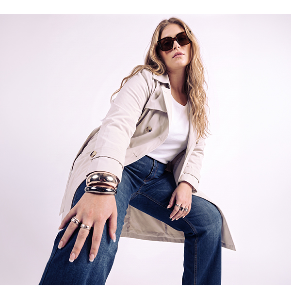 Jeans modello Mary con taglio della gamba ampio, design a cinque tasche e cintura comoda
