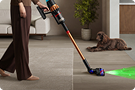 Un aspirapolvere Dyson senza filo viene utilizzato per pulire in casa.