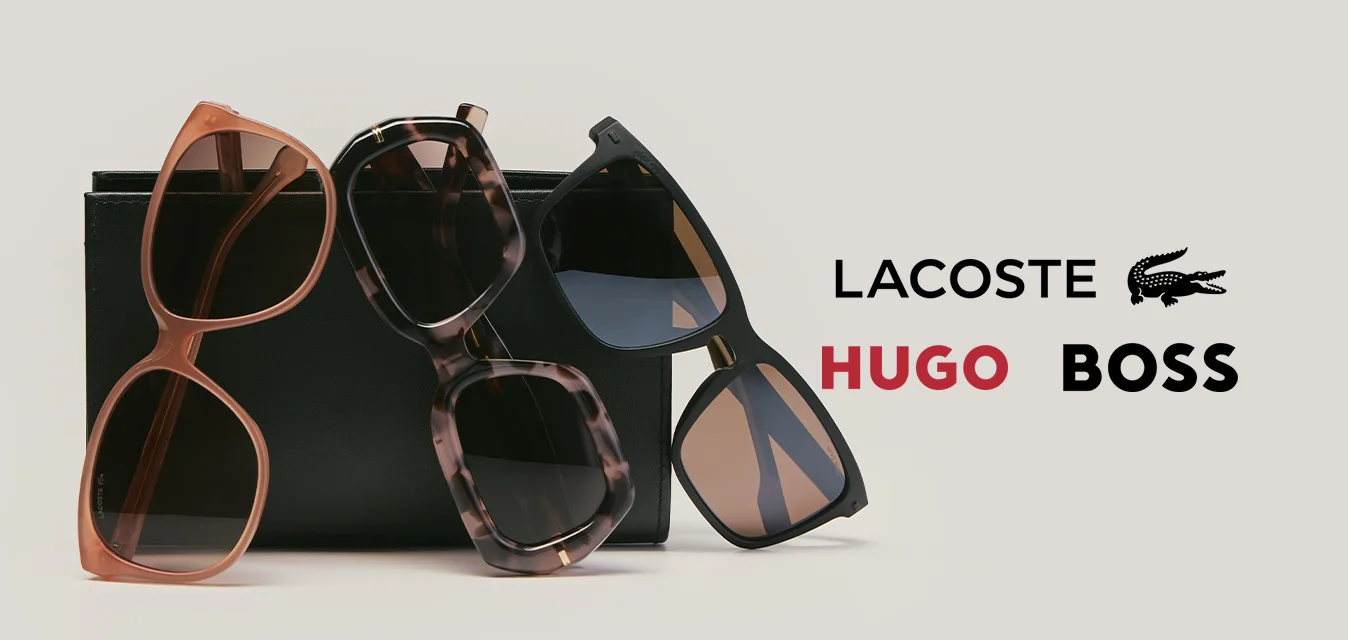 Tre paia di occhiali da sole di stili e colori diversi appoggiati a una custodia rettangolare nera su uno sfondo semplice.