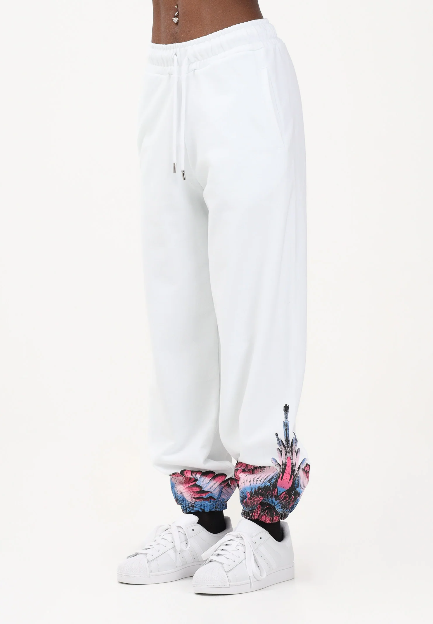 Image of MARCELO BURLON COUNTY OF MILAN Pantalone sportivo bianco da donna con stampa sul fondo