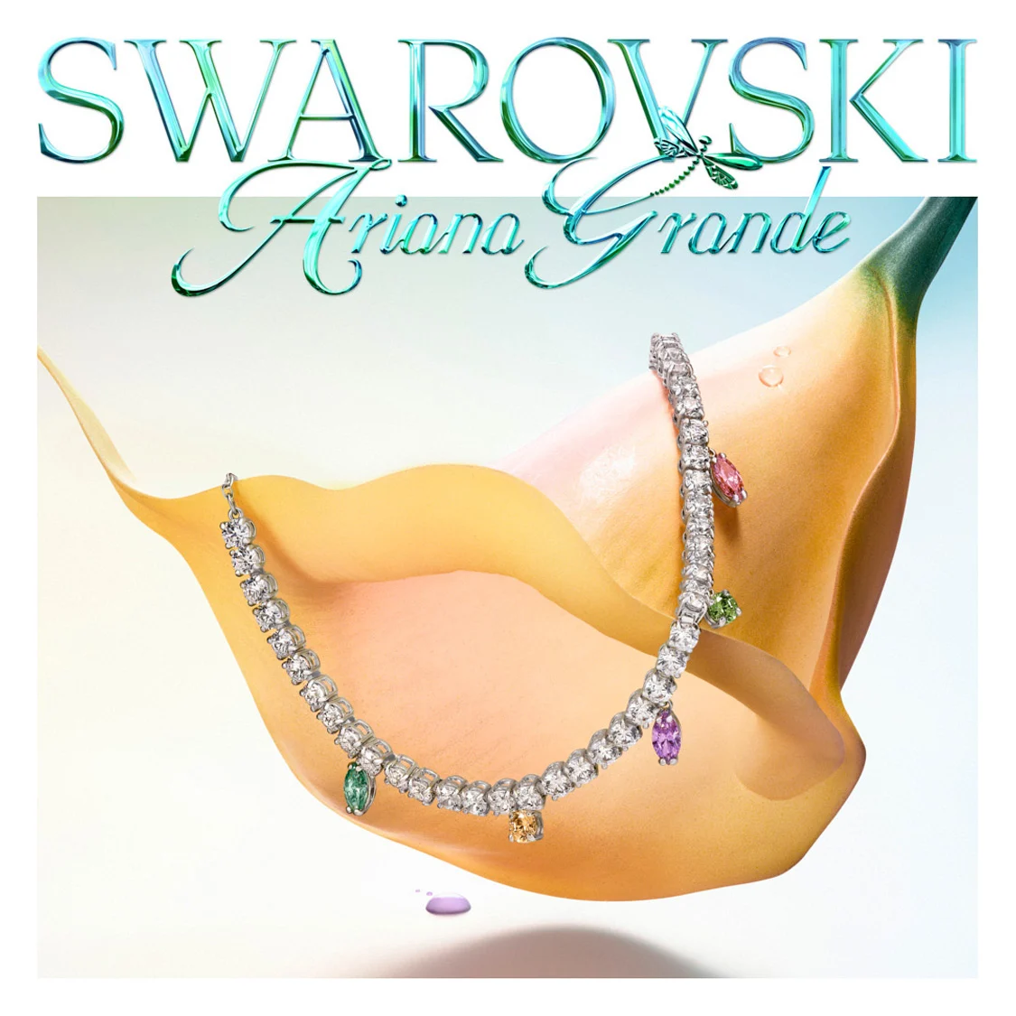 Collana della Ariana Grande x Swarovski Capsule collection poggiata su un fiore