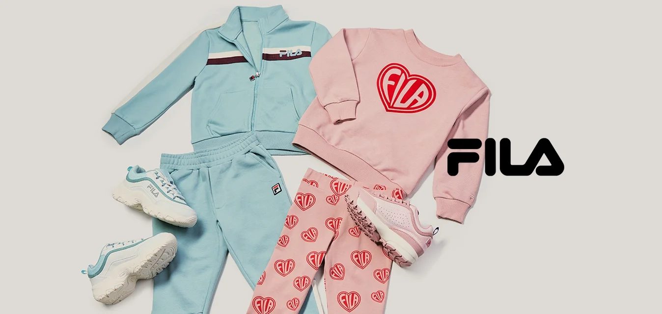 Due completi di abbigliamento per bambini: giacca azzurro chiaro con pantaloni abbinati e scarpe da ginnastica bianche, e felpa rosa con logo a cuore, pantaloni abbinati e scarpe da ginnastica.