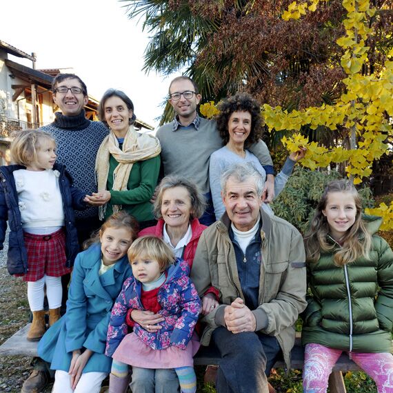 La famiglia Stocchi tra le risaie della Baraggia, con il Monte Rosa all'orizzonte
