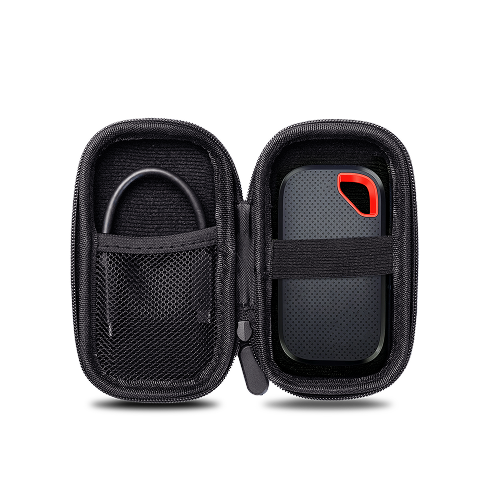 Custodia rigida aperta con scomparto in rete, cavo di ricarica e SSD portatile SANDISK Extreme.
