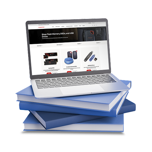 Computer portatile che mostra il sito Web di Sandisk, con visualizzazioni dei prodotti di archiviazione, appoggiato su una pila di libri blu.