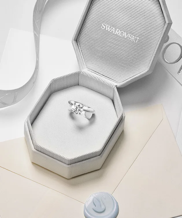 Anello di fidanzamento in una scatola per gioielli aperta.