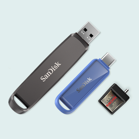 Collage di 3 prodotti Sandisk USB, tra cui un'unit&agrave; flash SanDisk Extreme PRO nera con USB-A, un'unit&agrave; telefonica SanDisk Blue Maritime con USB-C e un'unit&agrave; flash USB-C SANDISK Extreme Fit.