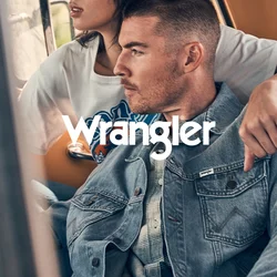 Giovane uomo con giacca di jeans e donna con t-shirt grafica seduti vicini in auto, entrambi guardano intensamente fuori dal finestrino.