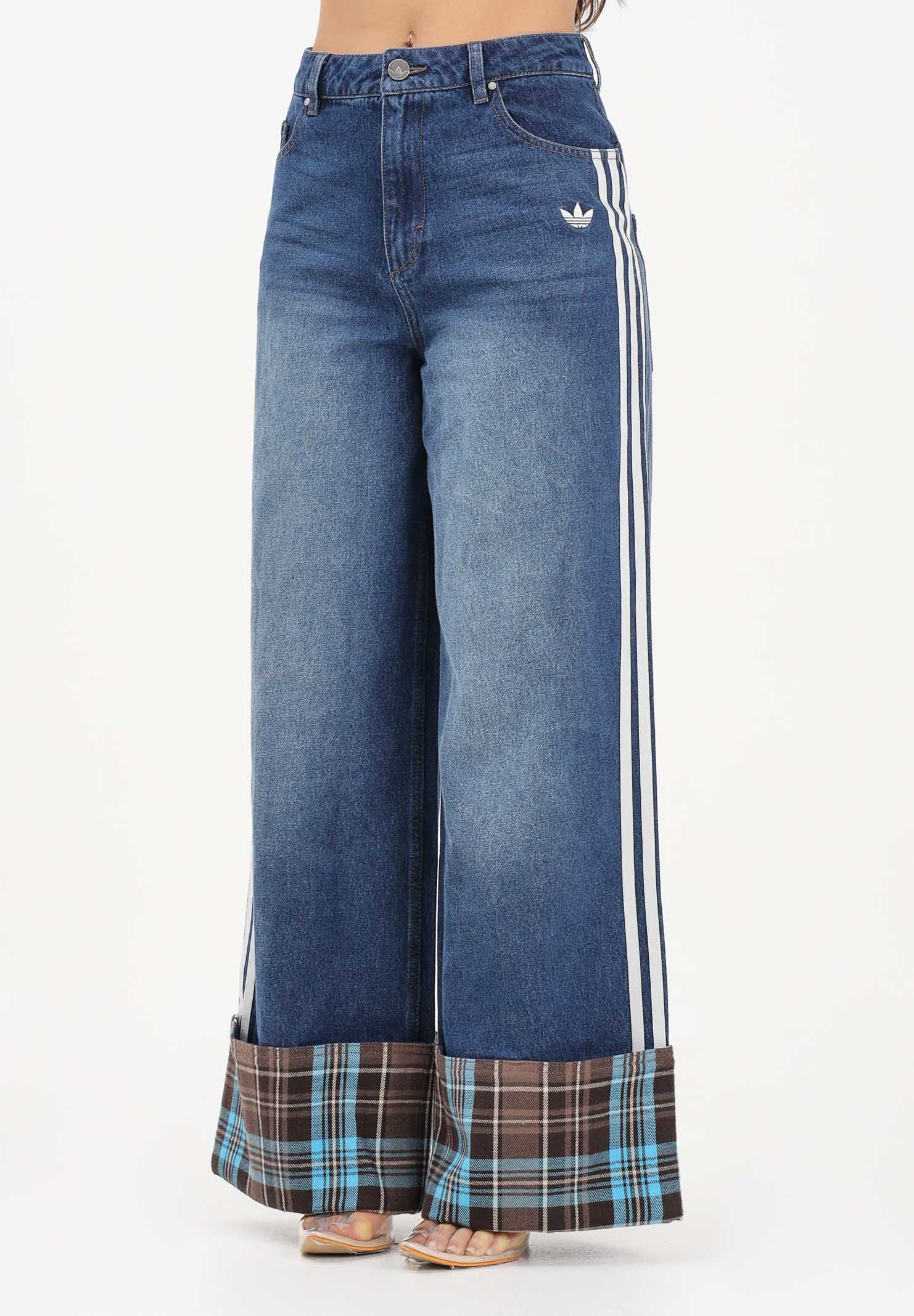 Image of ADIDAS ORIGINALS Jeans in denim medio da donna con piegone a quadri