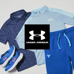 Completo sportivo blu e azzurro composto da polo, maglia a maniche lunghe con zip a quarto, pantaloni jogger e scarpe da corsa blu su sfondo bianco.