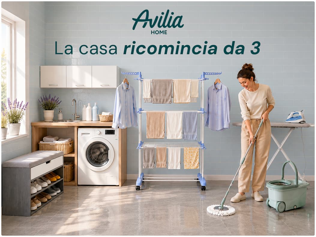 Donna che lava il pavimento in una lavanderia ordinata con stendibiancheria, scarpiera e asse da stiro. La casa ricomincia da tre